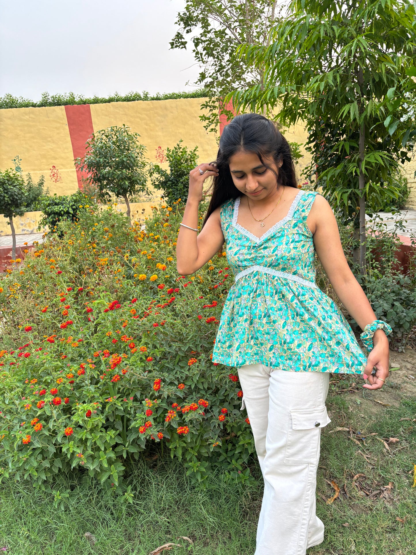 Urban Bloom Kurti – Fresh Aqua Florals in a Chic Sleeveless Style