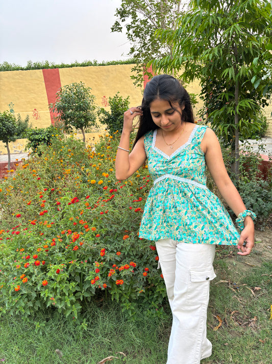 Urban Bloom Kurti – Fresh Aqua Florals in a Chic Sleeveless Style