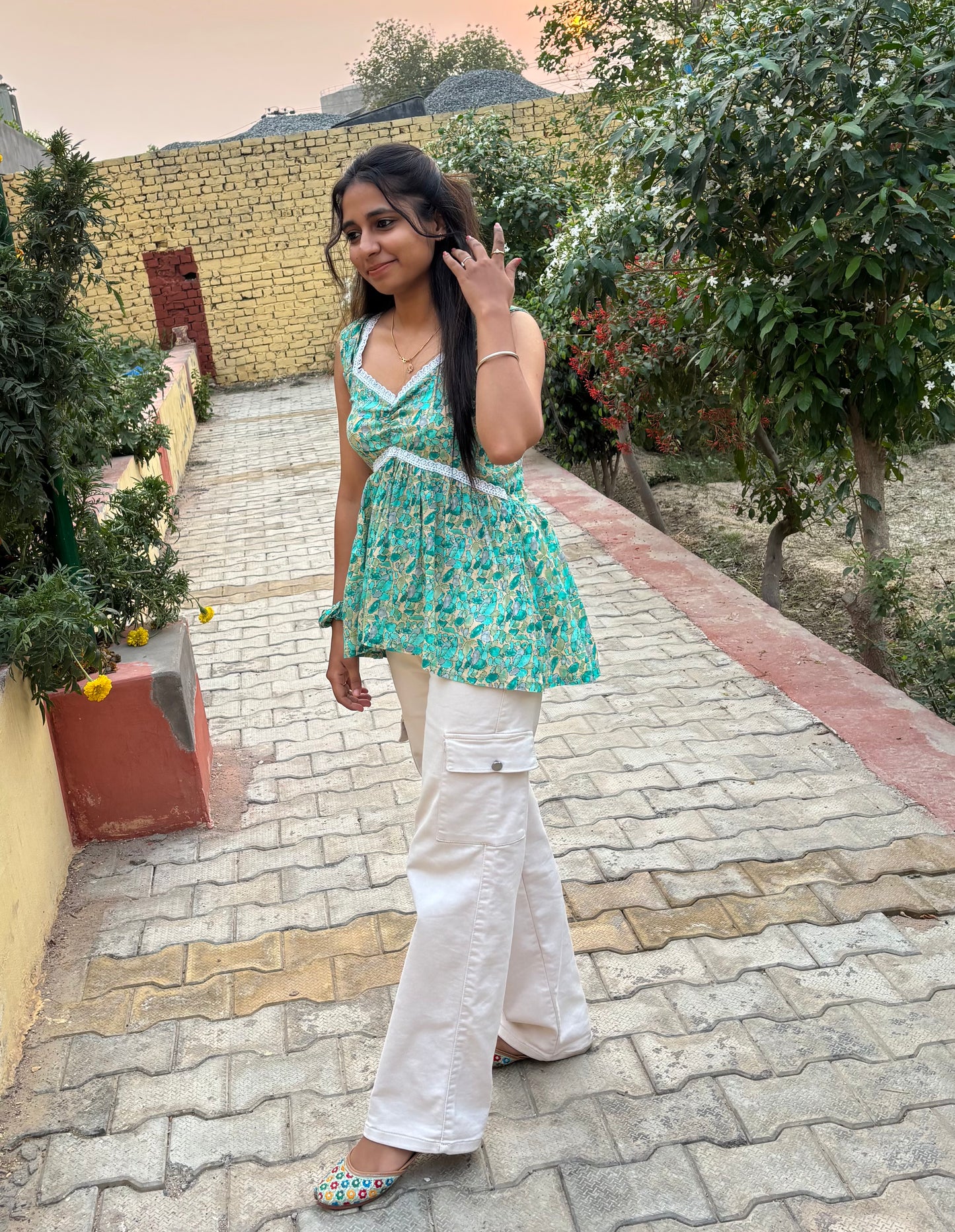 Urban Bloom Kurti – Fresh Aqua Florals in a Chic Sleeveless Style