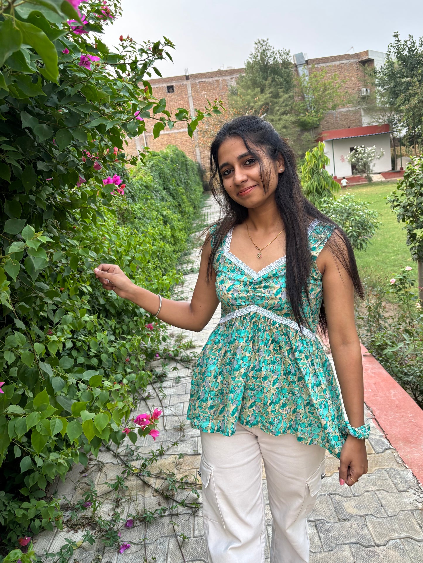 Urban Bloom Kurti – Fresh Aqua Florals in a Chic Sleeveless Style